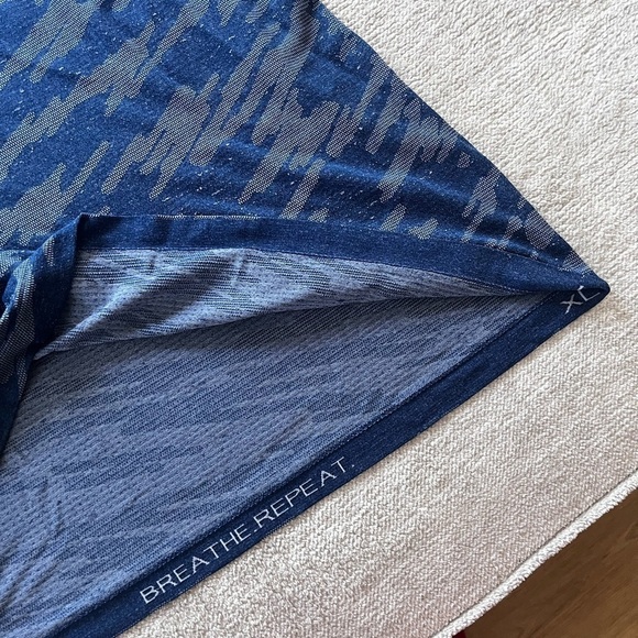 Lululemon Metal Vent Breathe Short Sleeve
Scatter Surface Tempest Blue Midnight - Picture 4 of 6